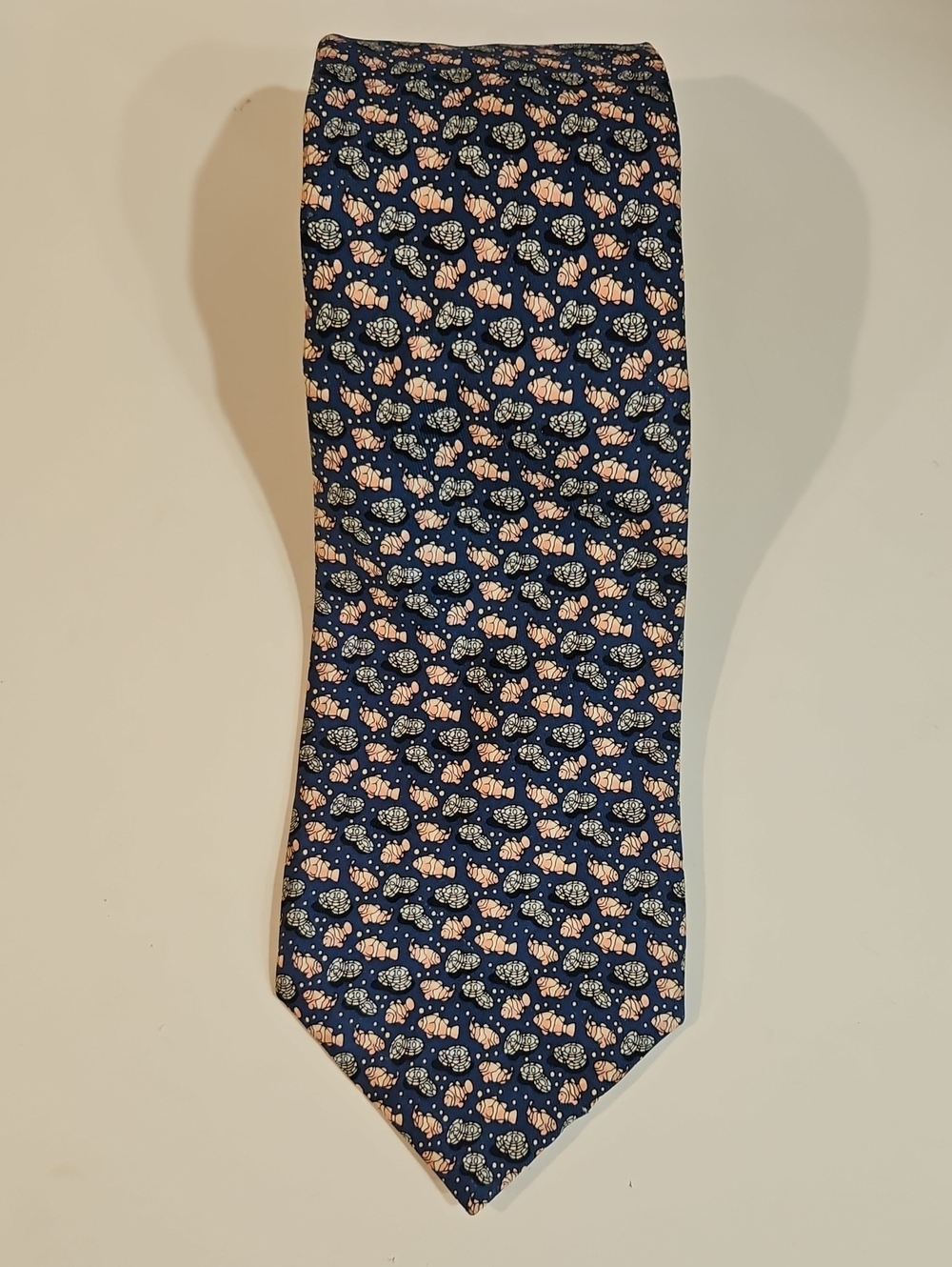 VINEYARD VINES MARTHAS VINEYARD BLUE WITH PINK FISH 100% SILK TIE